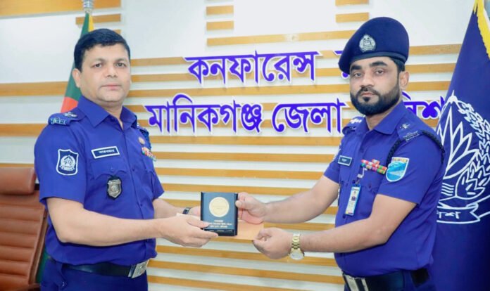 পুলিশ সুপার মোহাম্মদ সারওয়ার আলম তার হাতে ক্রেস্ট ও পুরস্কার তুলে দেন