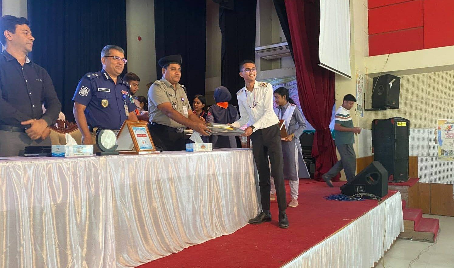 মাদকবিরোধী বিতর্কে বিএমসি কলেজকে হারিয়ে চ্যাম্পিয়ন নওগাঁ সরকারি কলেজ